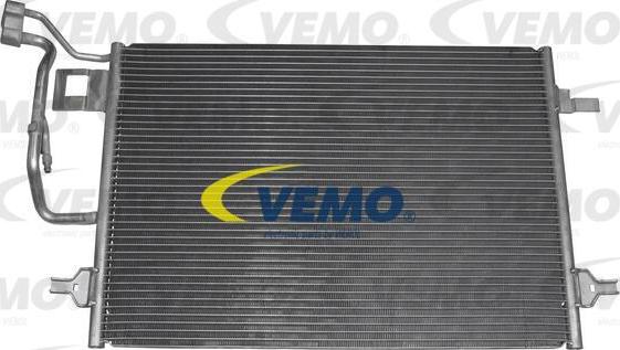 Vemo V15-62-1007 - Condensatore, Climatizzatore autozon.pro