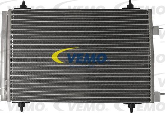 Vemo V22-62-0010 - Condensatore, Climatizzatore autozon.pro